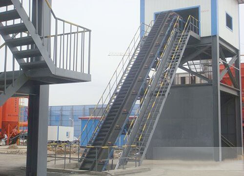 Лентов транспортьор със стръмен ъгъл